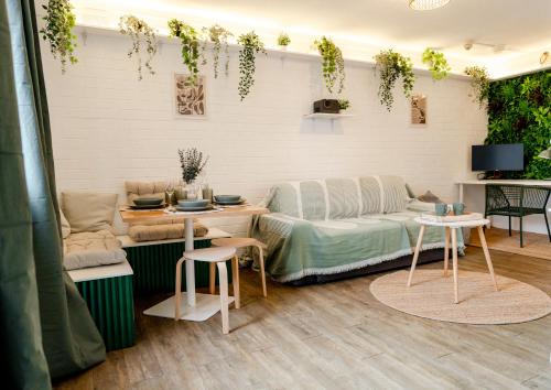 Una sala de estar con un sofá, una mesa y sillas. en 1BR Apartment with Free Parking near Perth CBD, en Perth