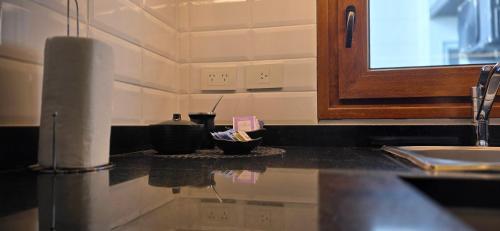 a kitchen with a counter top with a sink and a counter at Abaco Suites departamentos premium La Plata in La Plata