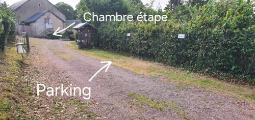 un chemin de jardin avec une clôture et un portail avec les mots challenge edge et parking dans l'établissement Chambre étape, à Saint-Vaury