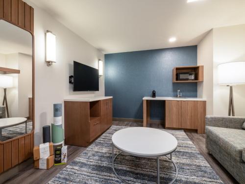Televisyen dan/atau pusat hiburan di EVEN Hotel Miami - Doral Area by IHG