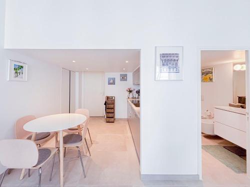 une cuisine et une salle à manger avec une table et des chaises dans l'établissement Le Petit Loft - 2pers, AC, wifi, à Nice