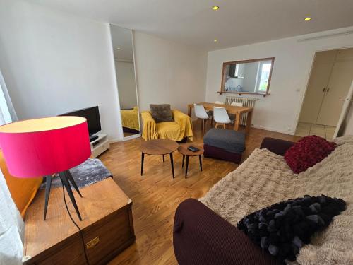un salon avec un canapé et une table dans l'établissement Appartement spacieux à l'Harteloire, à Brest