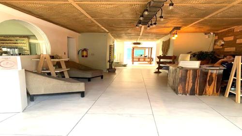 una stanza con tavolo e sedie in un edificio di Hotel cacao spa cozumel a Cozumel