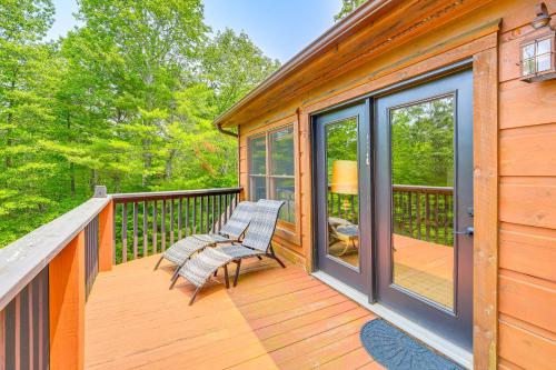 Ein Balkon oder eine Terrasse in der Unterkunft Blue Ridge Mtns Retreat with Views, 1 Mi to Parkway!