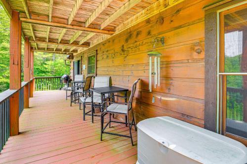 Ein Balkon oder eine Terrasse in der Unterkunft Blue Ridge Mtns Retreat with Views, 1 Mi to Parkway!