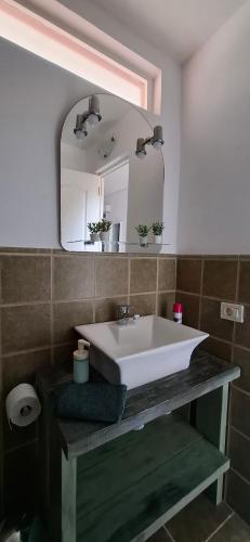 アロナにあるAmarilla Rockの白い洗面台と鏡のあるバスルーム