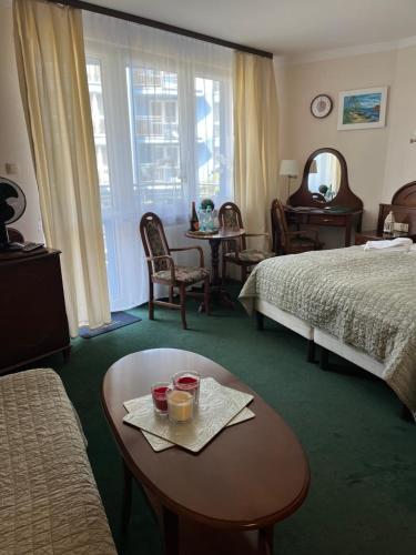 Postel nebo postele na pokoji v ubytování Apartament Green - 350m od plaży w Dzielnicy Uzdrowiskowej