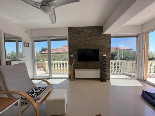 Apartman Oaza - 140m from the Sea, Big Terrace & Garage