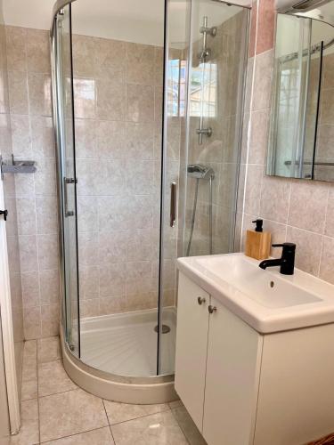 une salle de bain avec douche et lavabo dans l'établissement Chez Mika - Studio avec piscine, à La Celle-sous-Gouzon