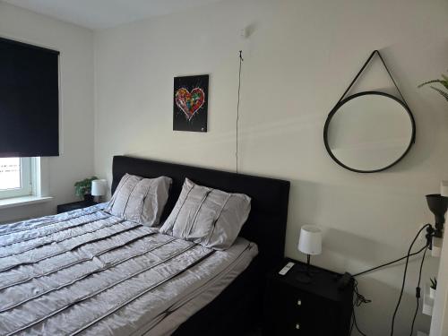 Postel nebo postele na pokoji v ubytování Stads appartement