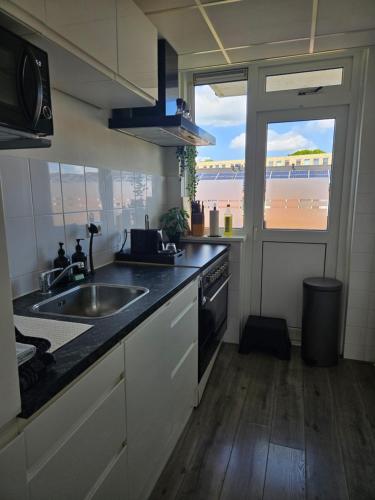 Kuchyň nebo kuchyňský kout v ubytování Stads appartement