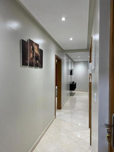a hallway of a building with a hallwayngthngthngthngthngthngthngthngth at Casa del Mar in Asilah