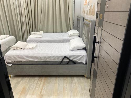 Ένα ή περισσότερα κρεβάτια σε δωμάτιο στο lastbest hotel