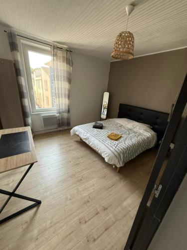 une chambre avec un lit et une grande fenêtre dans l'établissement Appartement centre-ville Narbonne 5 personnes, climatisé, 2 chambres, à Narbonne