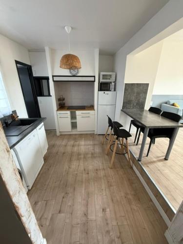 une cuisine avec une table et une salle à manger dans l'établissement Appartement centre-ville Narbonne 5 personnes, climatisé, 2 chambres, à Narbonne