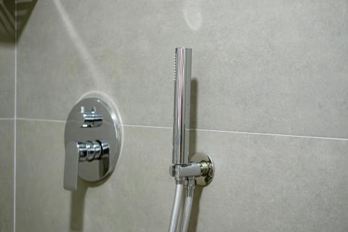 Un baño de Tepelena Center Hotel