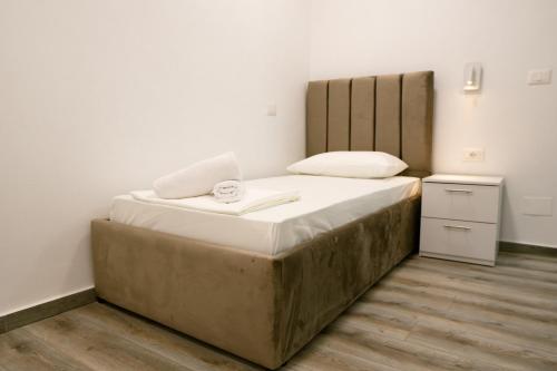 Una cama o camas en una habitación de Tepelena Center Hotel
