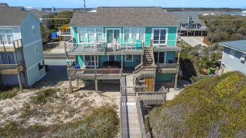 een luchtzicht op een huis op het strand bij 4 By The Shore in Watts Landing