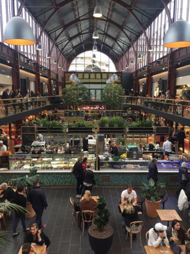 un restaurant avec des personnes assises à table dans un bâtiment dans l'établissement Appartement Nice Chic Centre Libération, à Nice
