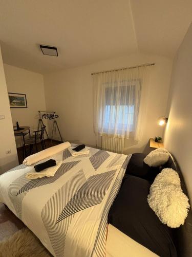 Posteľ alebo postele v izbe v ubytovaní Apartman M - sa dvije spavaće sobe
