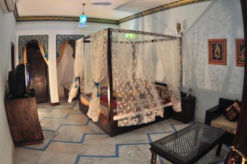 Una cama o camas en una habitación de Rani Mahal Hotel