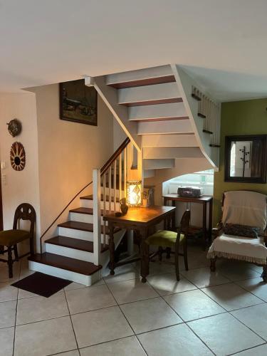- un escalier dans un salon avec une table et une salle à manger dans l'établissement Sarzeau, à Sarzeau