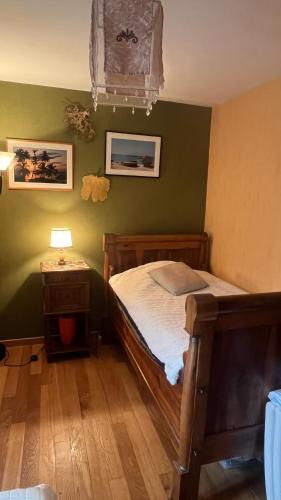 une chambre avec un lit et une table avec une lampe dans l'établissement Sarzeau, à Sarzeau