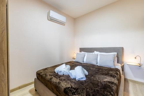 a bedroom with a bed with towels on it at Beauty of Sunset in Orthoniaí