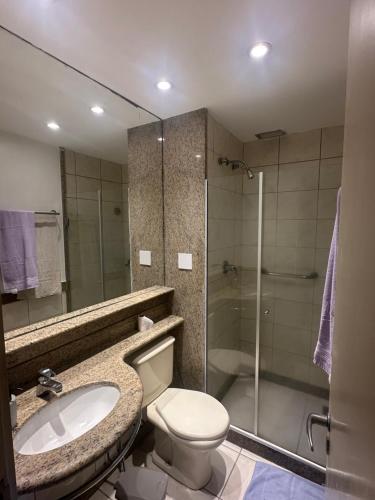 Un baño con inodoro, lavabo y ducha. en Mediterrâneo Fantastic, en Río de Janeiro