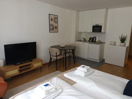 una camera con letto e tavolo e una cucina di Studio at famous Storchengasse - Stork 44 a Zurigo