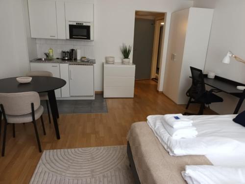 una camera con letto e tavolo e una cucina di Studio at famous Storchengasse - Stork 44 a Zurigo