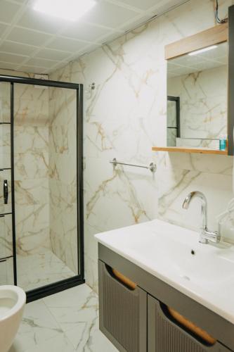 a bathroom with a sink and a shower at Yege Villa Bungalov in Çamlıhemşin