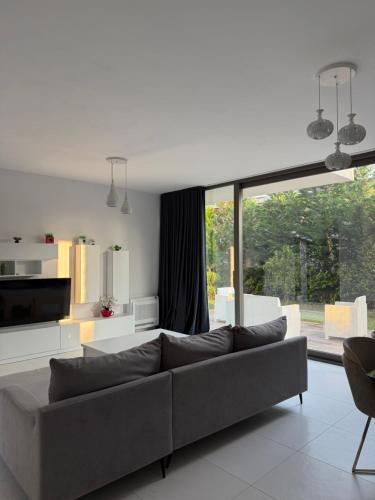 Khu vực ghế ngồi tại London Villa Olea Residence Drimades
