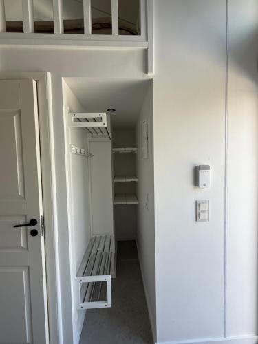 a small room with a bunk bed and a bench at Nordic Loft Retrat- Deluxe mini villa med 2 sovloft in Mölndal