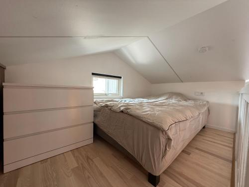 a small bedroom with a bed in a attic at Nordic Loft Retrat- Deluxe mini villa med 2 sovloft in Mölndal