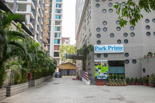 une rue dans une ville avec un parc magasin de premier ordre dans l'établissement Park Prime Kolkata, à Kolkata