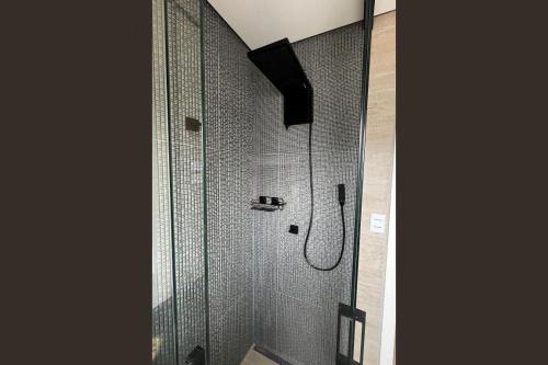 Ένα μπάνιο στο Loft Executivo Moderno com Garagem - Coração do Gonzaga