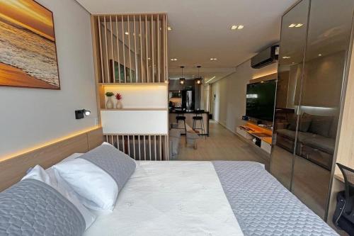 Ένα ή περισσότερα κρεβάτια σε δωμάτιο στο Loft Executivo Moderno com Garagem - Coração do Gonzaga