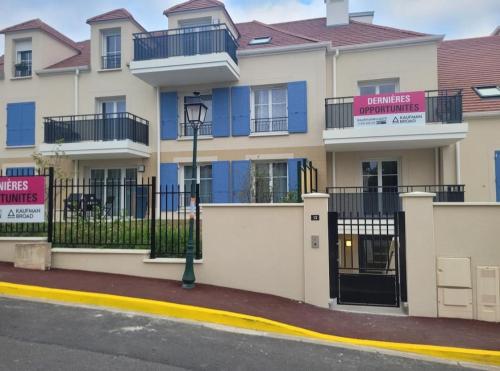 un edificio con recinto e lampione di Chambre d'hôte, dans 4 pièce, avec terasse jardin a Saint-Witz