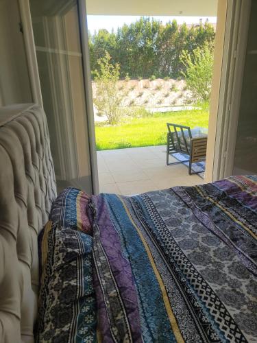 une chambre avec un lit et une porte coulissante en verre dans l'établissement Chambre d'hôte, dans 4 pièce, avec terasse jardin, à Saint-Witz