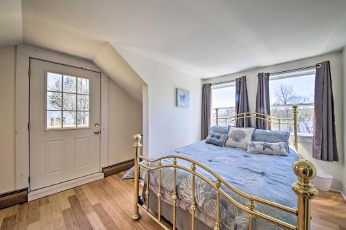 Colonial Home in Bucksport with River Views!にあるベッド