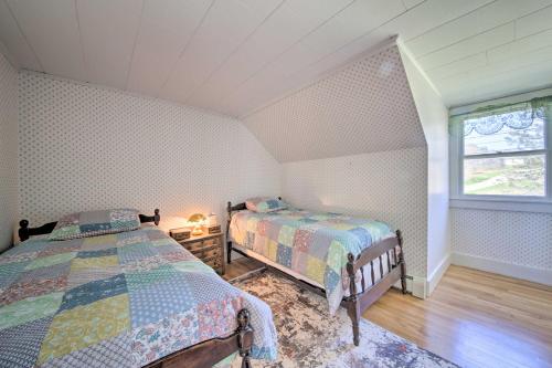 Colonial Home in Bucksport with River Views!にあるベッド