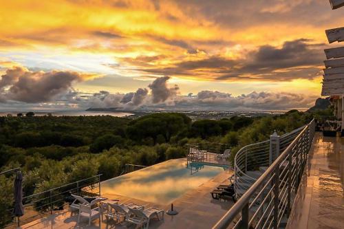 a view from the deck of a house with a sunset at Villa Giove 1 in Terracina