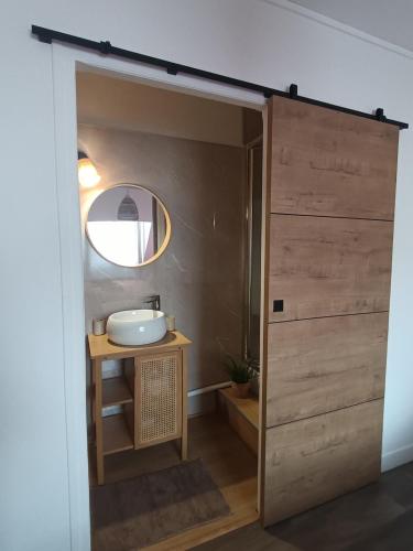 La salle de bains est pourvue d'une porte menant à un lavabo. dans l'établissement Appartement T2 Cosy Hyper Centre proche Aéroport et Gare SNCF, à Beauvais