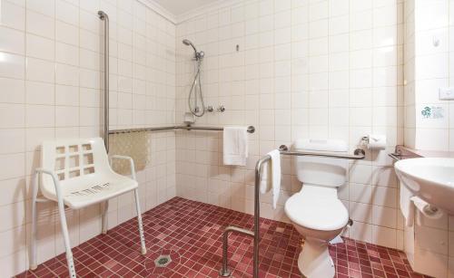 a bathroom with a toilet and a sink at Armour Motor Inn in Beechworth