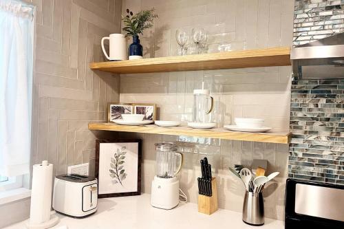 a kitchen counter with a blender on a shelf at Congress Capitol by The Key Rentals in Austin