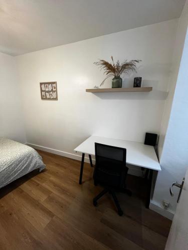 - une chambre avec un bureau blanc et un lit dans l'établissement Bel appartement dans l’hyper centre de Nantes, à Nantes