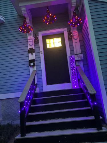 Η πρόσοψη ή η είσοδος του It’s Showtime-Book Lally’s House! Steps to Common!