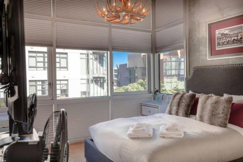 En eller flere senge i et værelse på Modern Loft, Quiet, WiFi, Cable, Parking