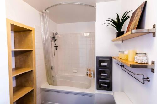 Et badeværelse på Modern Loft, Quiet, WiFi, Cable, Parking